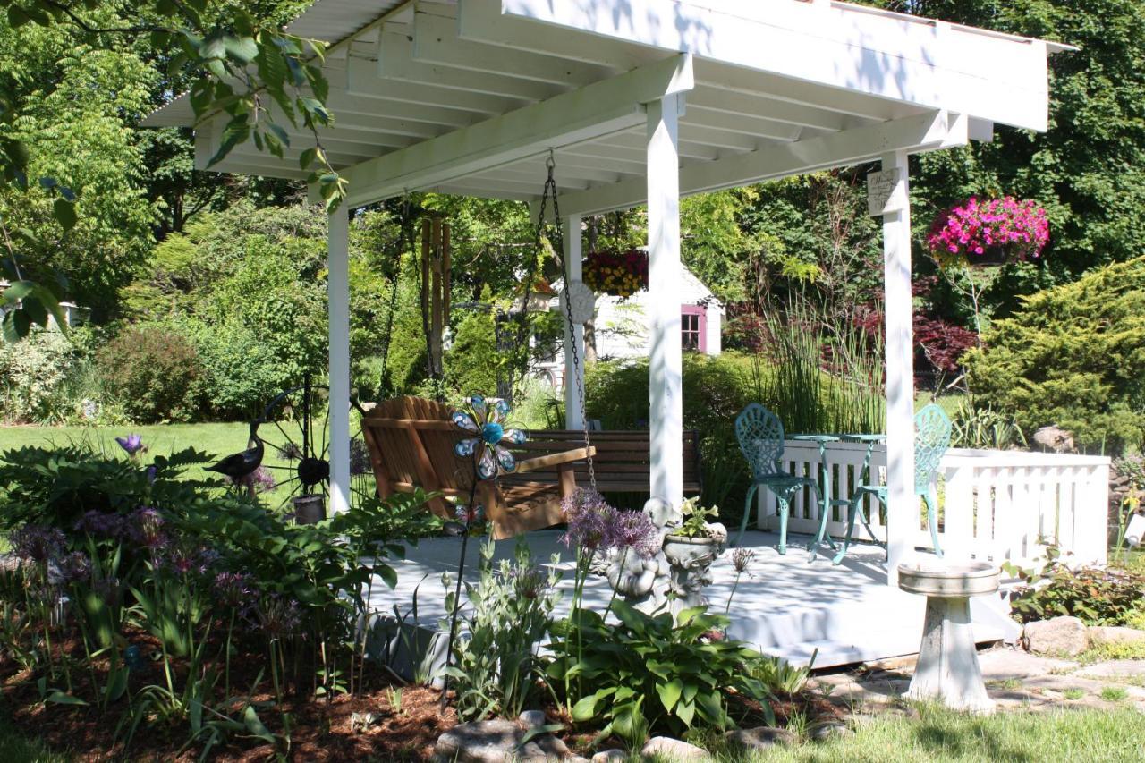 Carrousel Bed & Breakfast Cayuga Екстер'єр фото