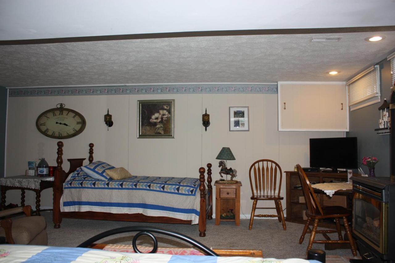 Carrousel Bed & Breakfast Cayuga Номер фото