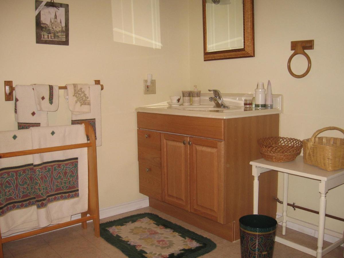 Carrousel Bed & Breakfast Cayuga Екстер'єр фото
