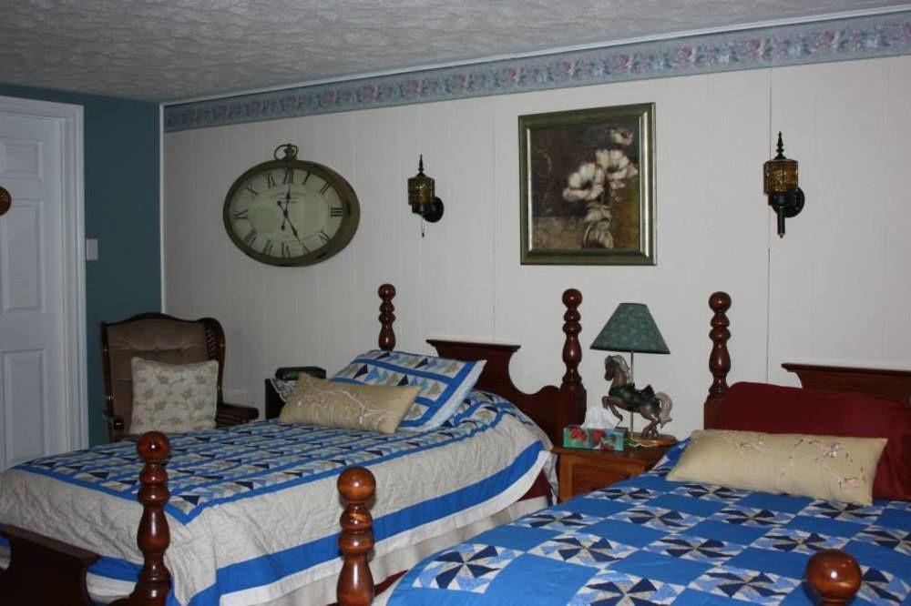 Carrousel Bed & Breakfast Cayuga Екстер'єр фото