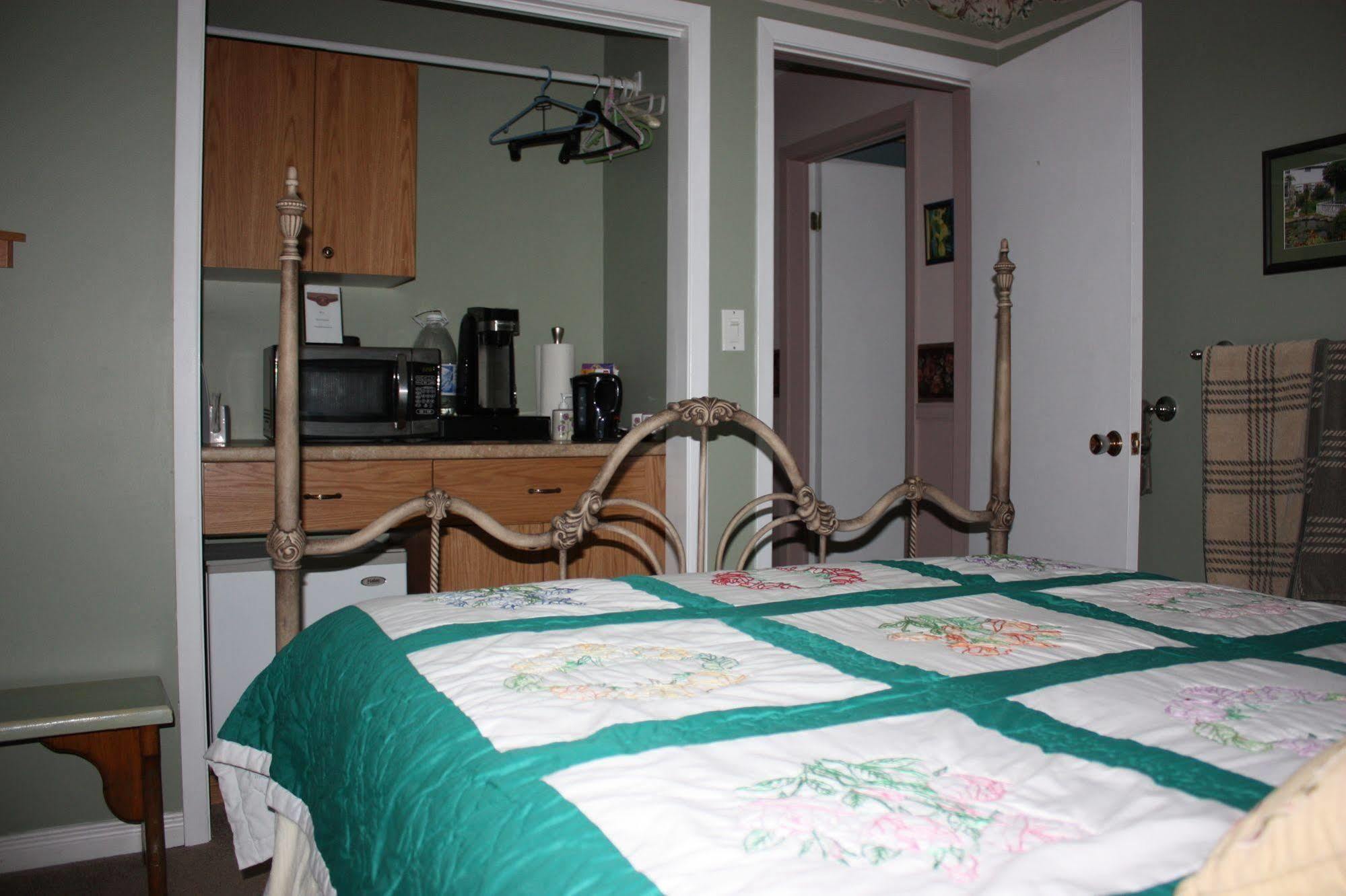 Carrousel Bed & Breakfast Cayuga Екстер'єр фото