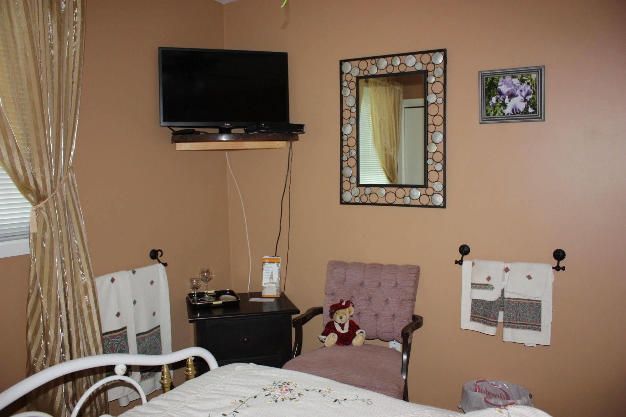 Carrousel Bed & Breakfast Cayuga Екстер'єр фото