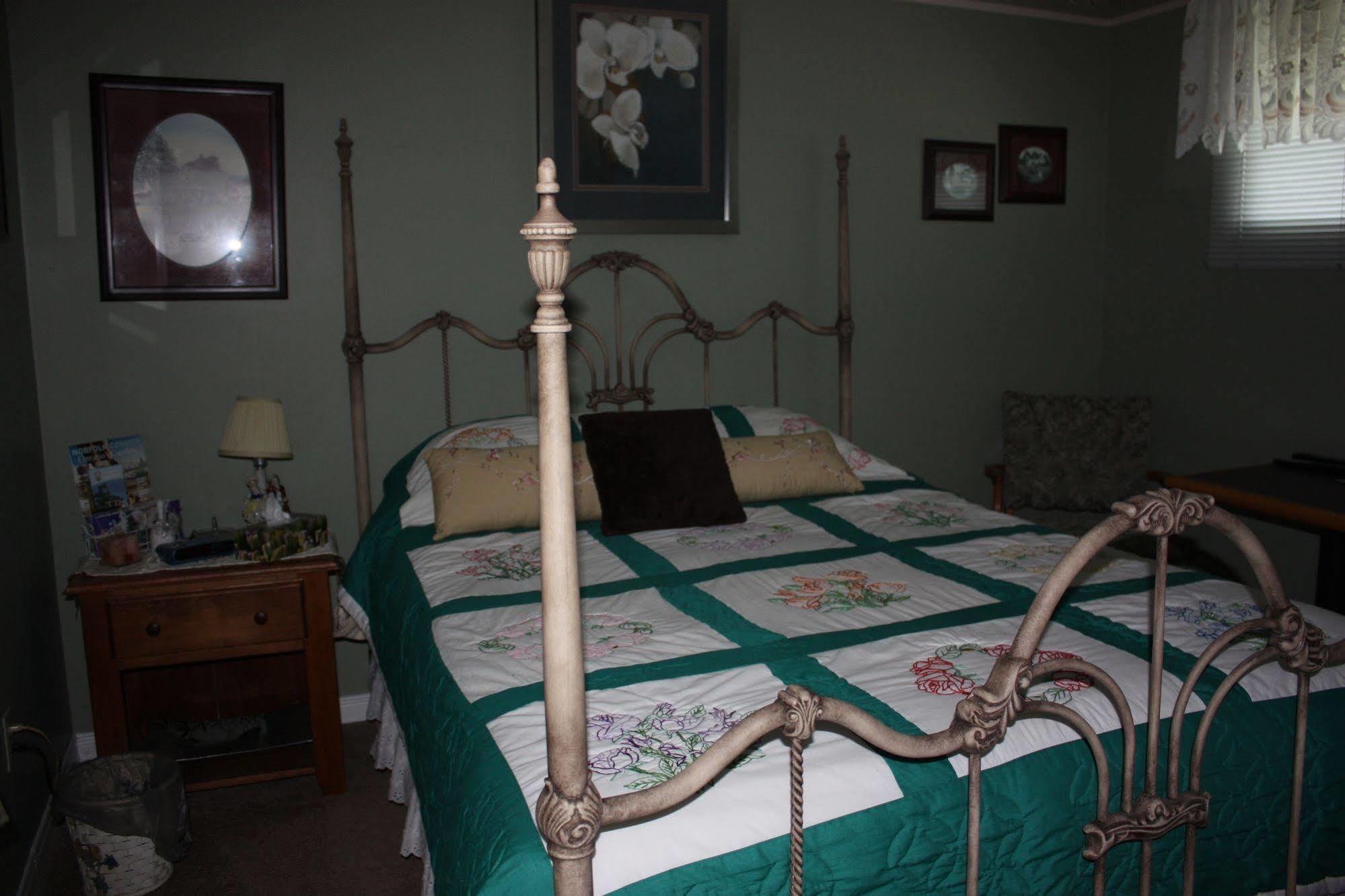 Carrousel Bed & Breakfast Cayuga Екстер'єр фото