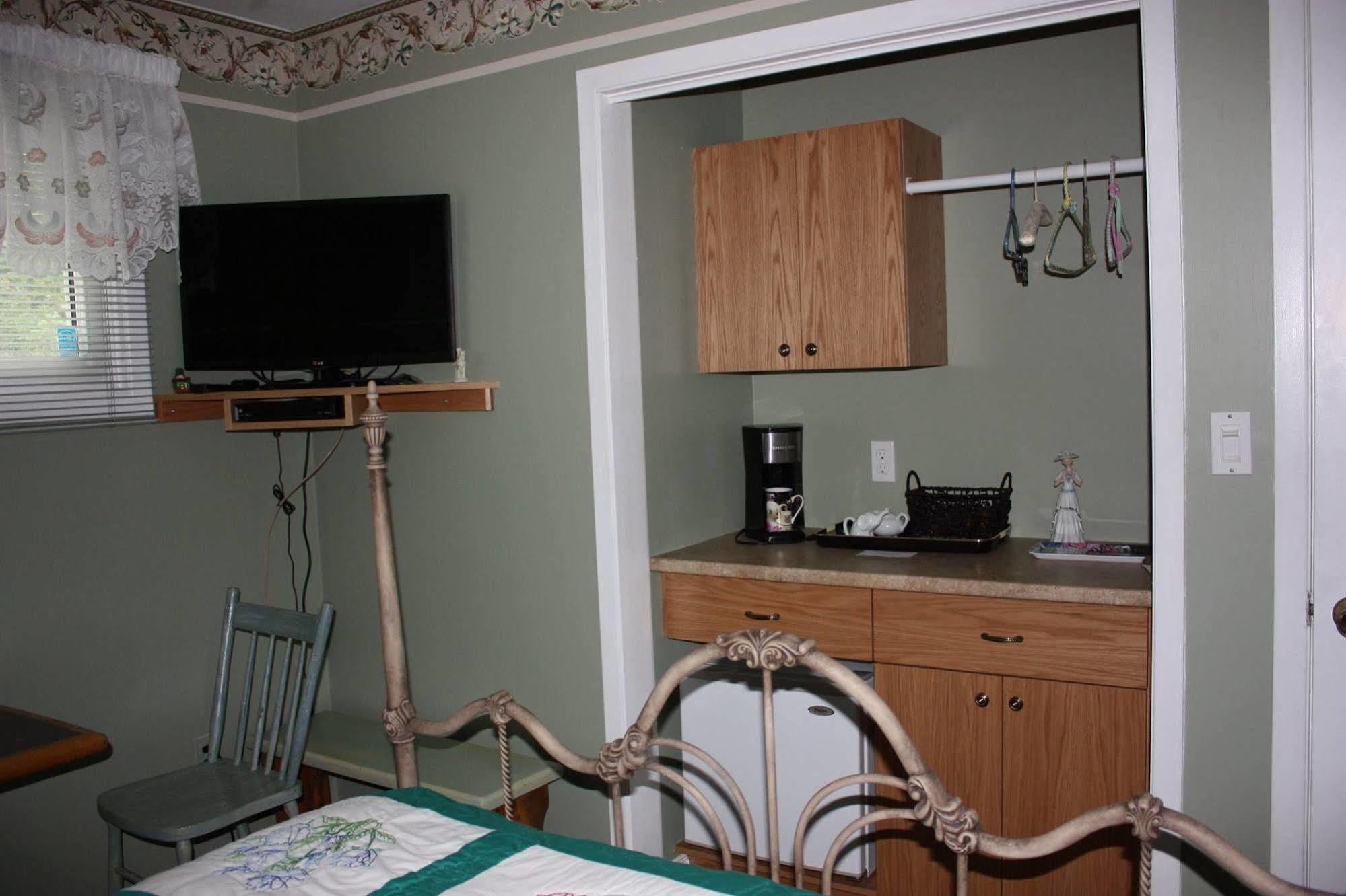 Carrousel Bed & Breakfast Cayuga Екстер'єр фото